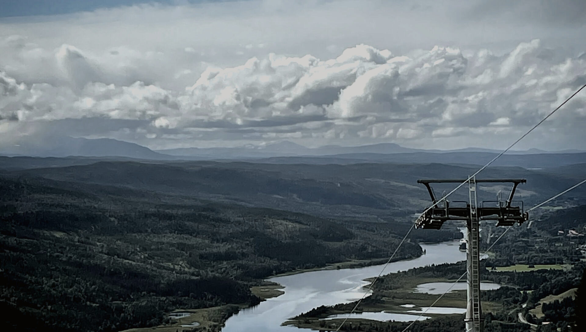 Stoluppförare och liftkabel nerför berget mot ån och dalen i Åredalen
